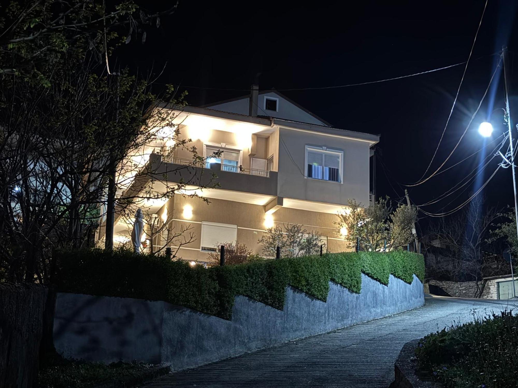 Ilvi Guesthouse Gjirokastra Zewnętrze zdjęcie